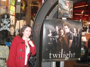Yes, I had to stop in front of Hot Topic. Notice the Cullen crest on the left, too?